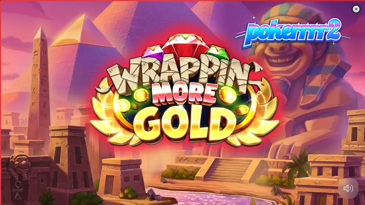 Mumi ramah dalam permainan slot Wrappin’ More Gold dengan latar belakang harta karun Mesir